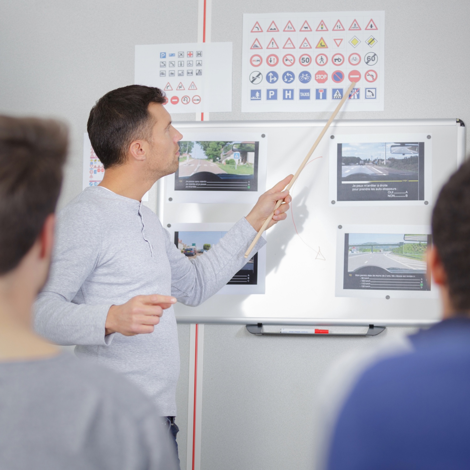 Cours de théorie à Bovernier – formateur, tableau et supports de révision