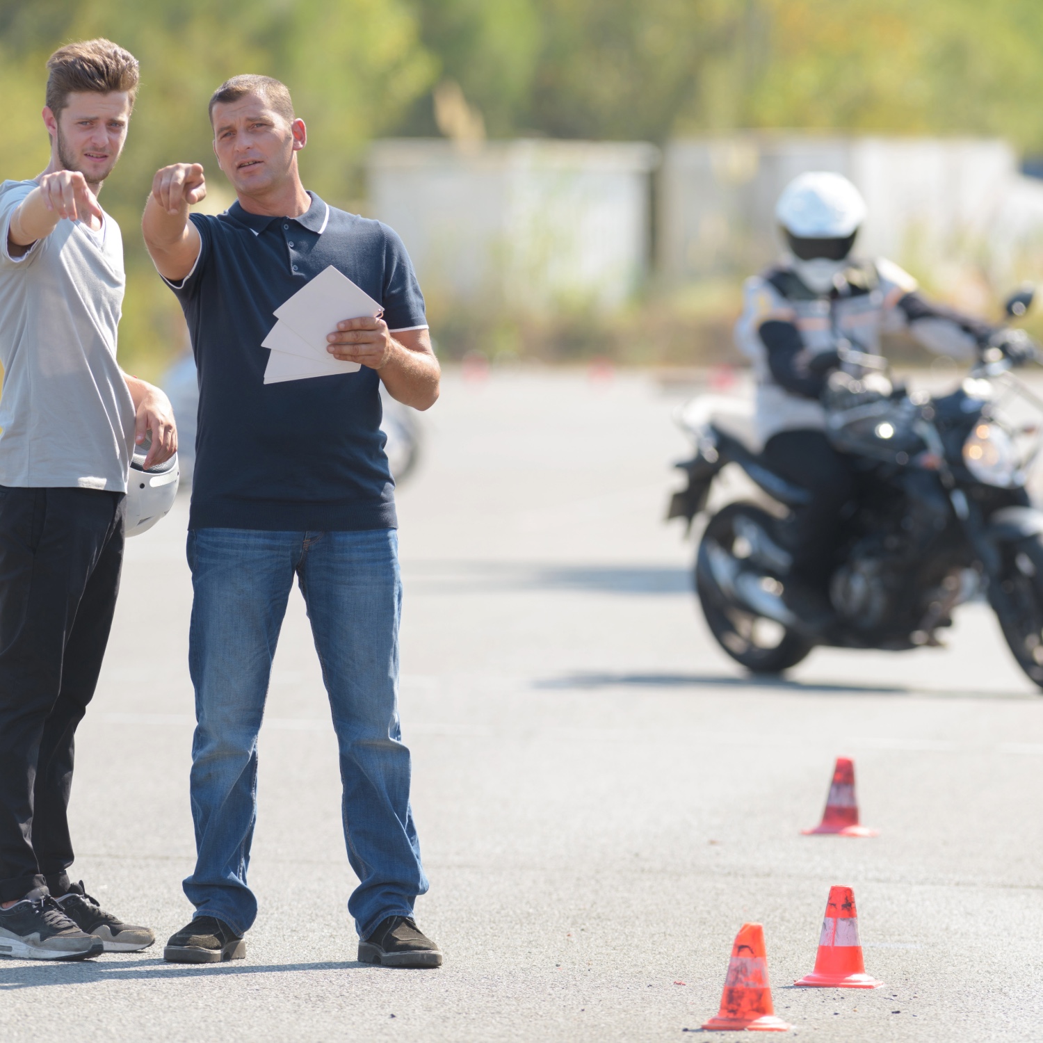 Entraînement moto au Châble – slalom entre cônes, évitement et freinage d’urgence