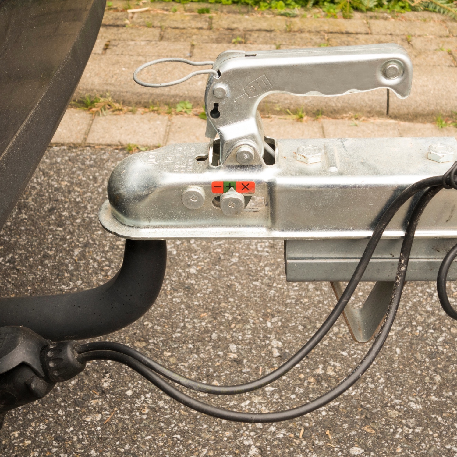 Attelage remorque à Dorénaz – gros plan sur crochet d’attelage et sécurité du convoi